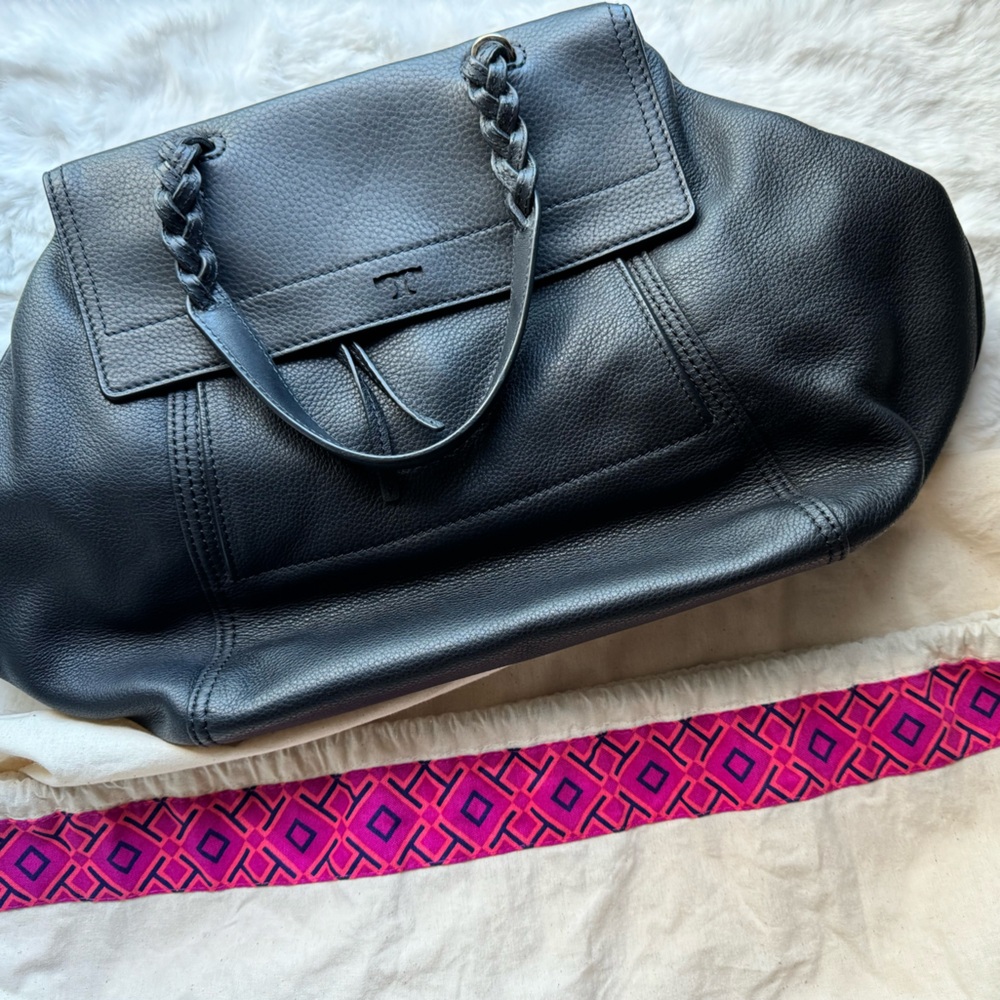 Tory Burch Half Moon Satchel (black) lightly used, comes with dust bag